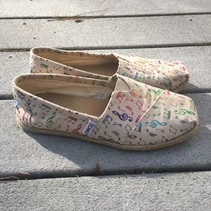 Toms Music Notes Rainbow Classics with Rope Sole